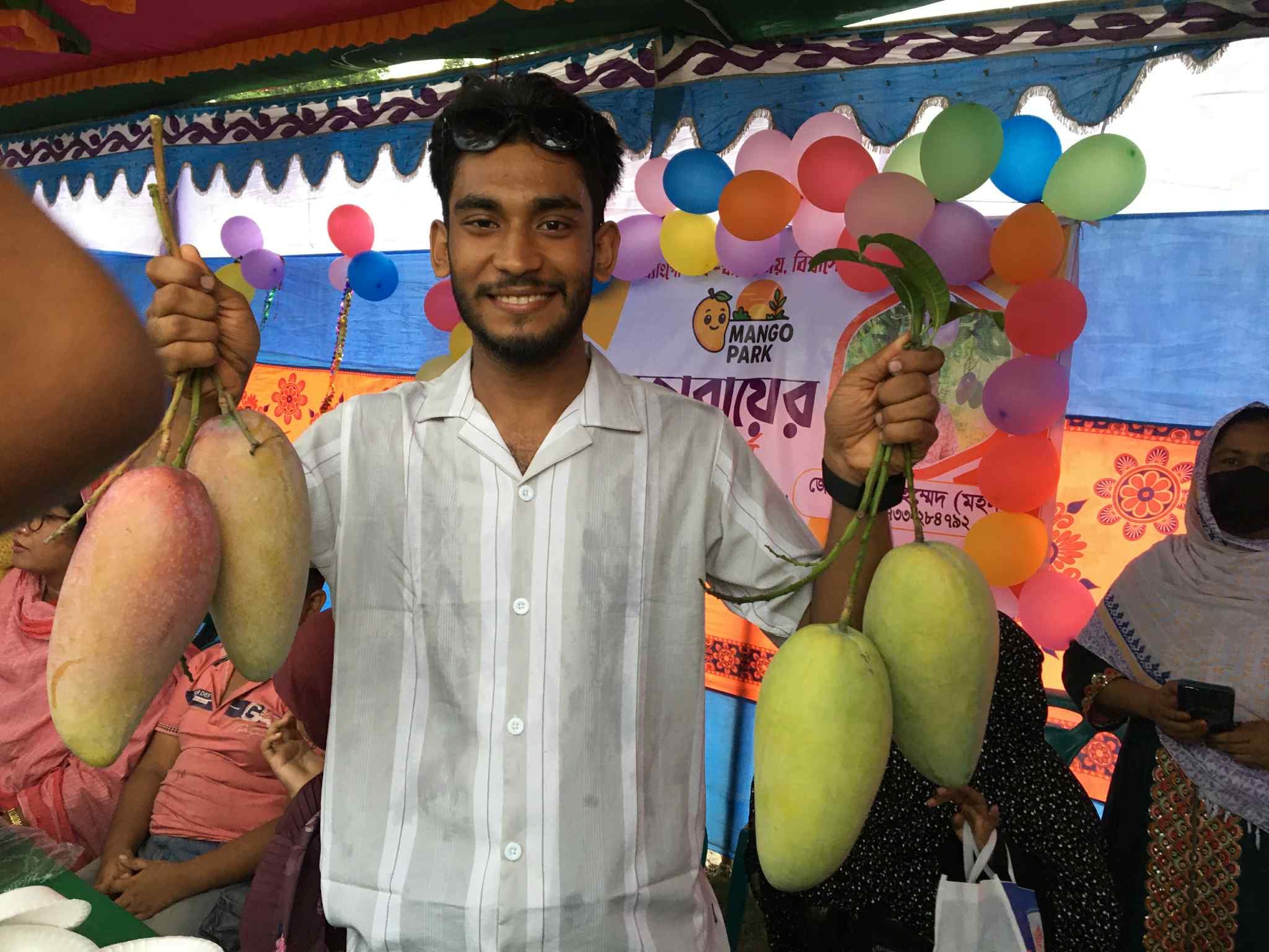 ম্যাংগো পার্ক সম্মাননা ক্রেস্ট প্রদান